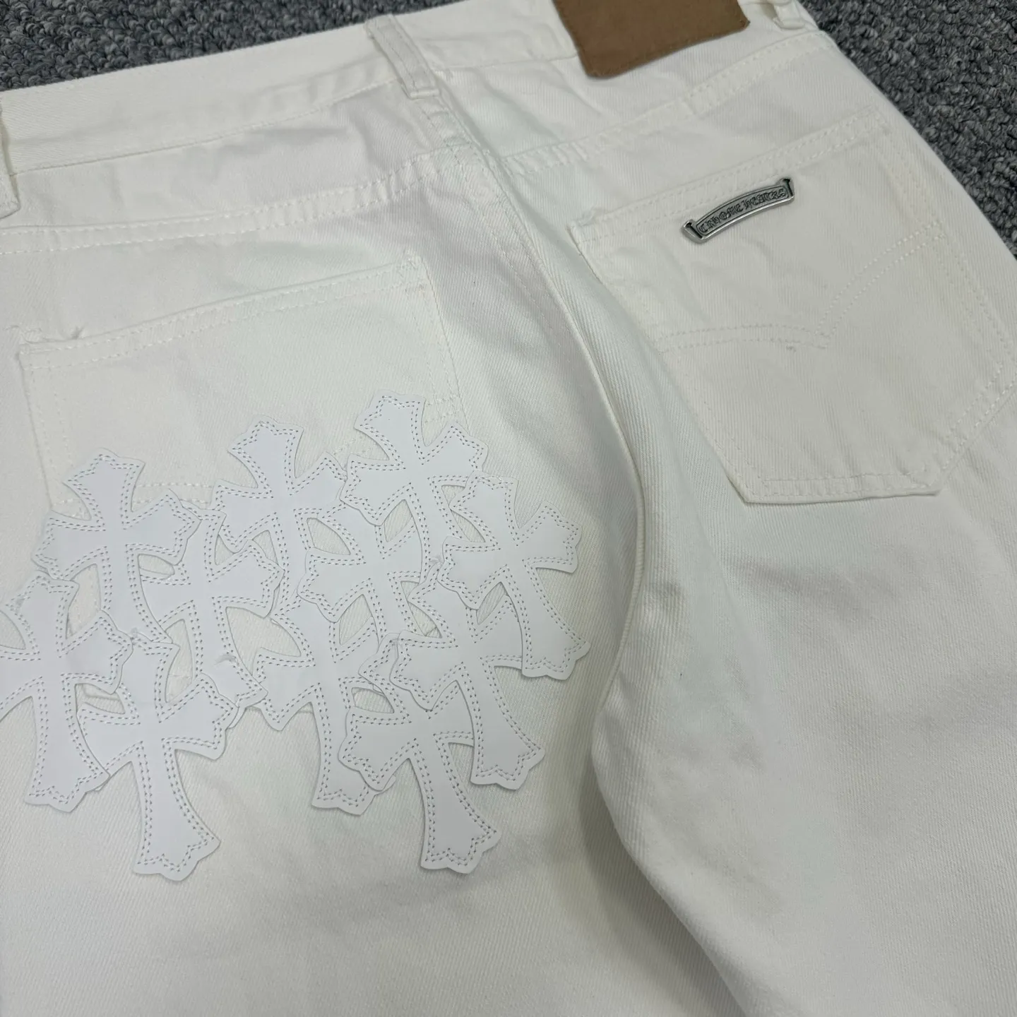 P280 Style No.: H821 Chrome Heart & Chrome Heart White Bull King Metal Cross Patch Leather Jeans ChromeHearts#Design Jeans Invincible Texture Ceiling-Level Jeans Hard to Find at the Counter‼ ️ Cross patchwork leather jeans, top-notch heavy-duty washing process, calfskin laser-cut cross, distressed silver hardware, straight-leg version slimming the upper body, that lesbian style Color: White Size: S M L XL
